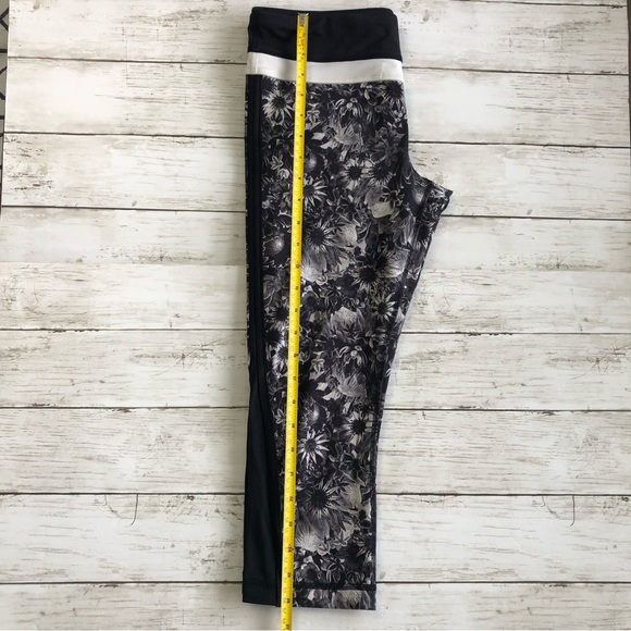LULULEMON Up The Pace Flowabunga Black/White Sunflower Print Cropped Leg… - Picture 11 of 12